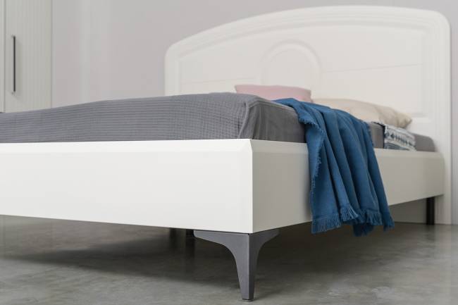 3-х дверный шкаф с кроватью на 1600 Валенсия и двумя тумбочками цвет белый шагрень 3-х дверный шкаф с кроватью на 1600 Валенсия и двумя тумбочками цвет белый шагрень